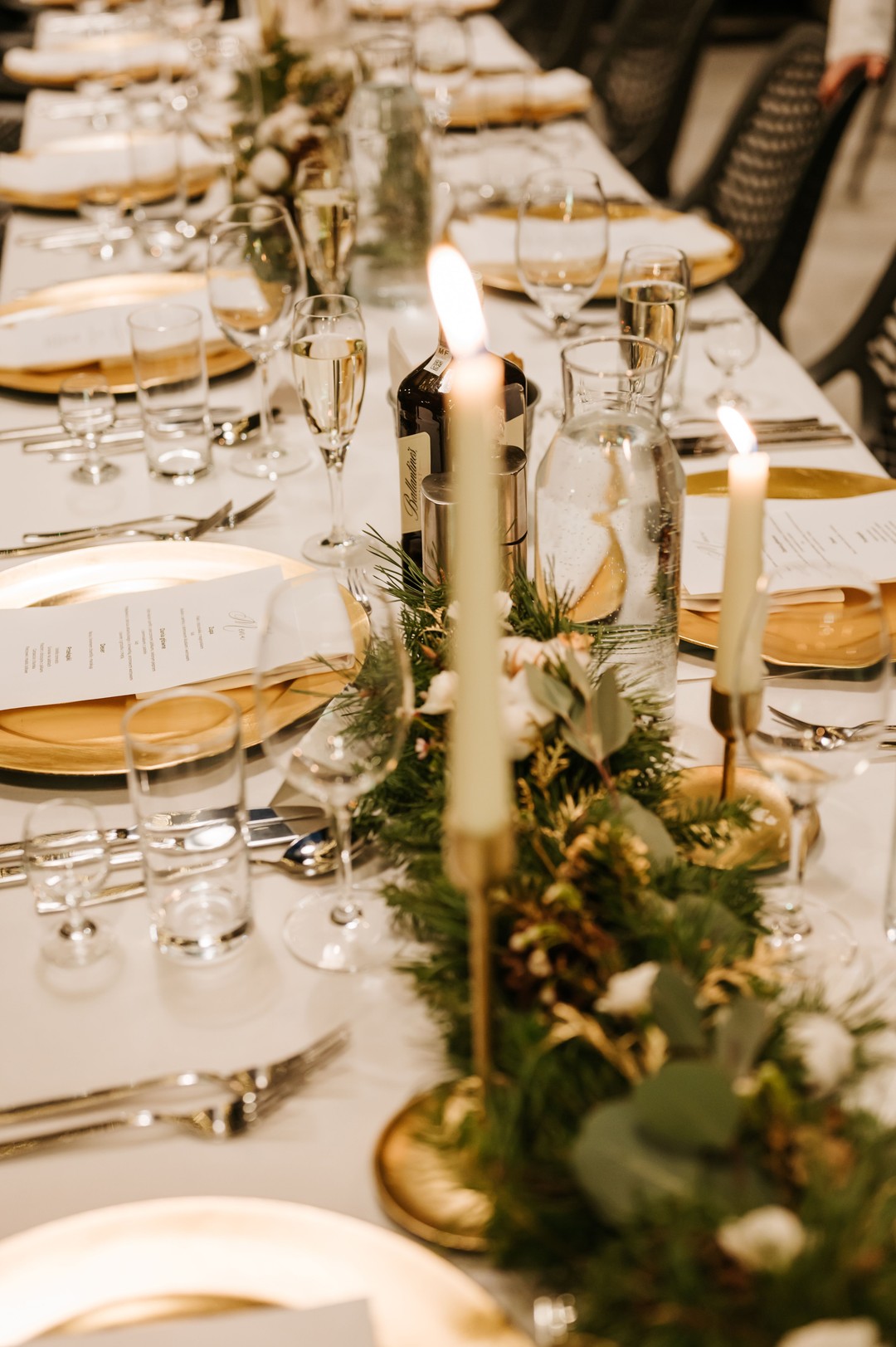 Girlanda na stół ślubu zimowego, ze złotymi dodatkami w postaci świeczników ze świecami