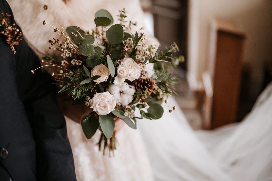 Zimowy bukiet ślubny z eukaliptusem, bawełną i różami