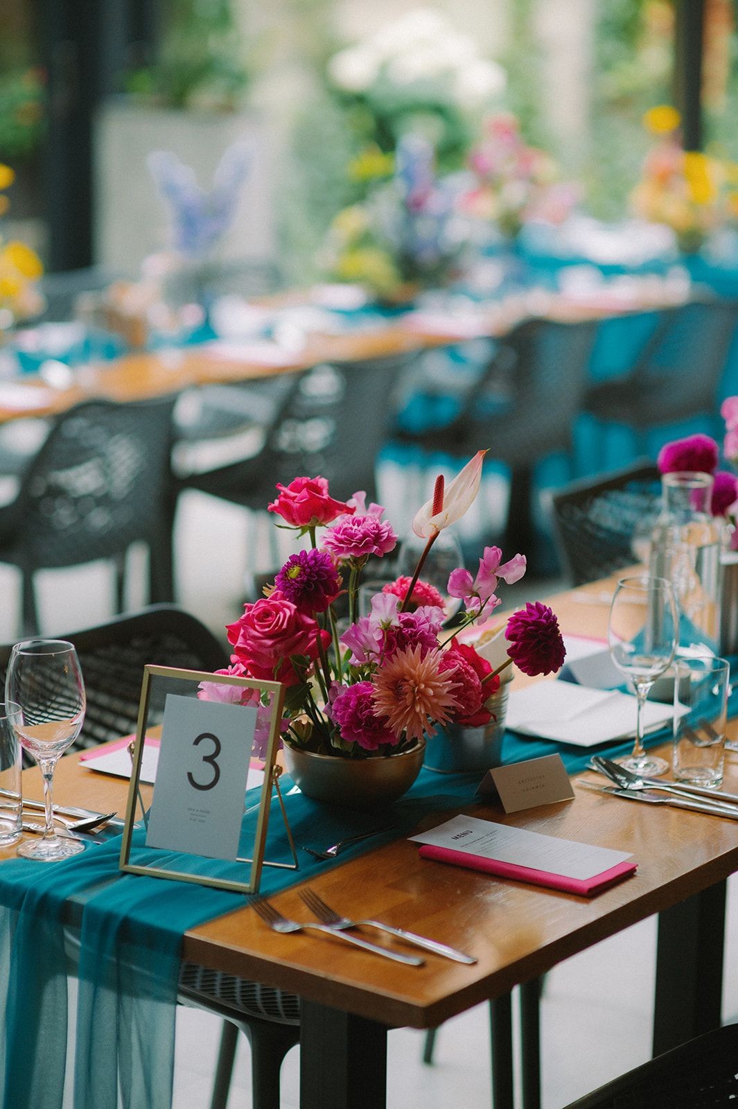 Niska dekoracja na stoły gości w odcieniach różu