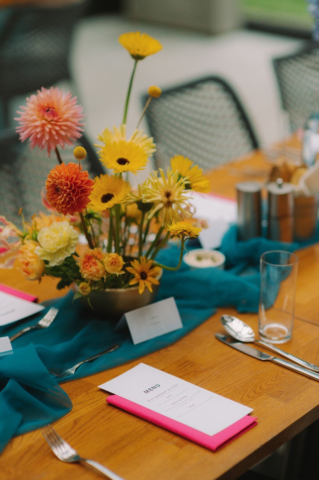 Kompozycja z żółtych kwiatów na stole dla gości