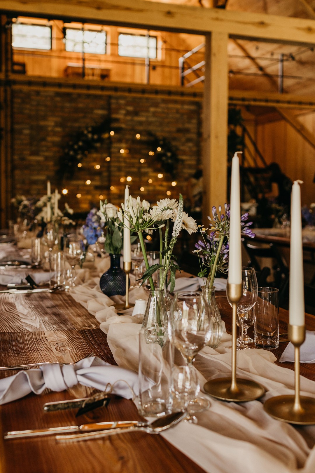 minimalistyczna dekoracja stołów na przyjęcie weselne 