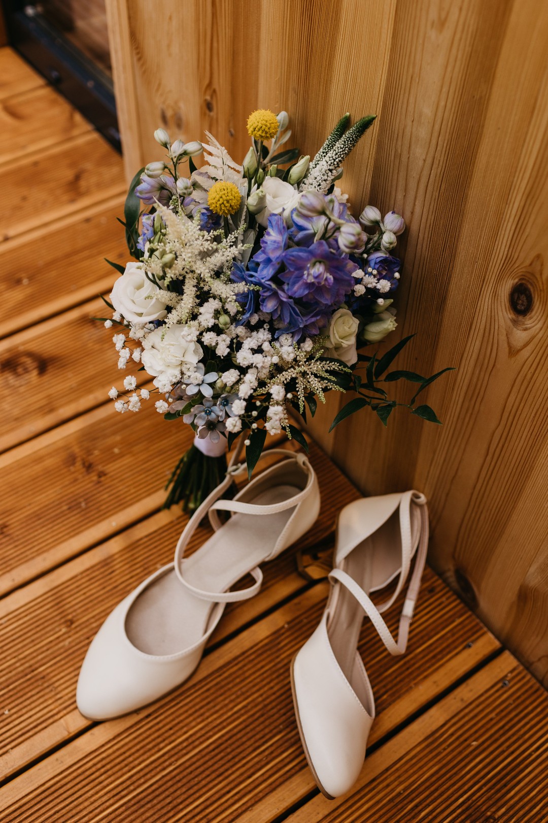 Bukiet ślubny z niebieskimi kwiatami, bukiet dla Panny Młodej z polnych kwiatów