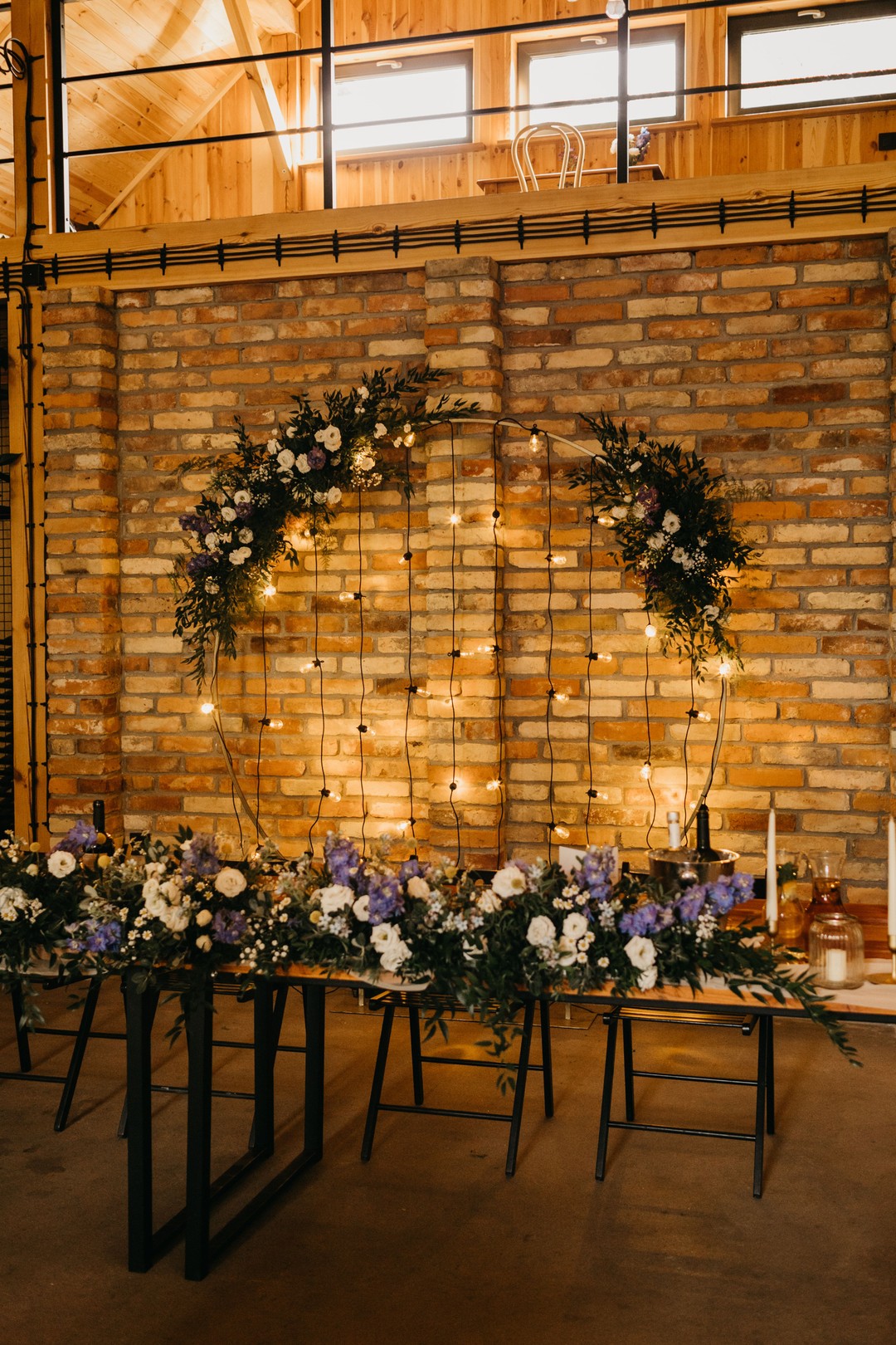 Stół dla młodej pary z dekoracją w rustykalnym stylu