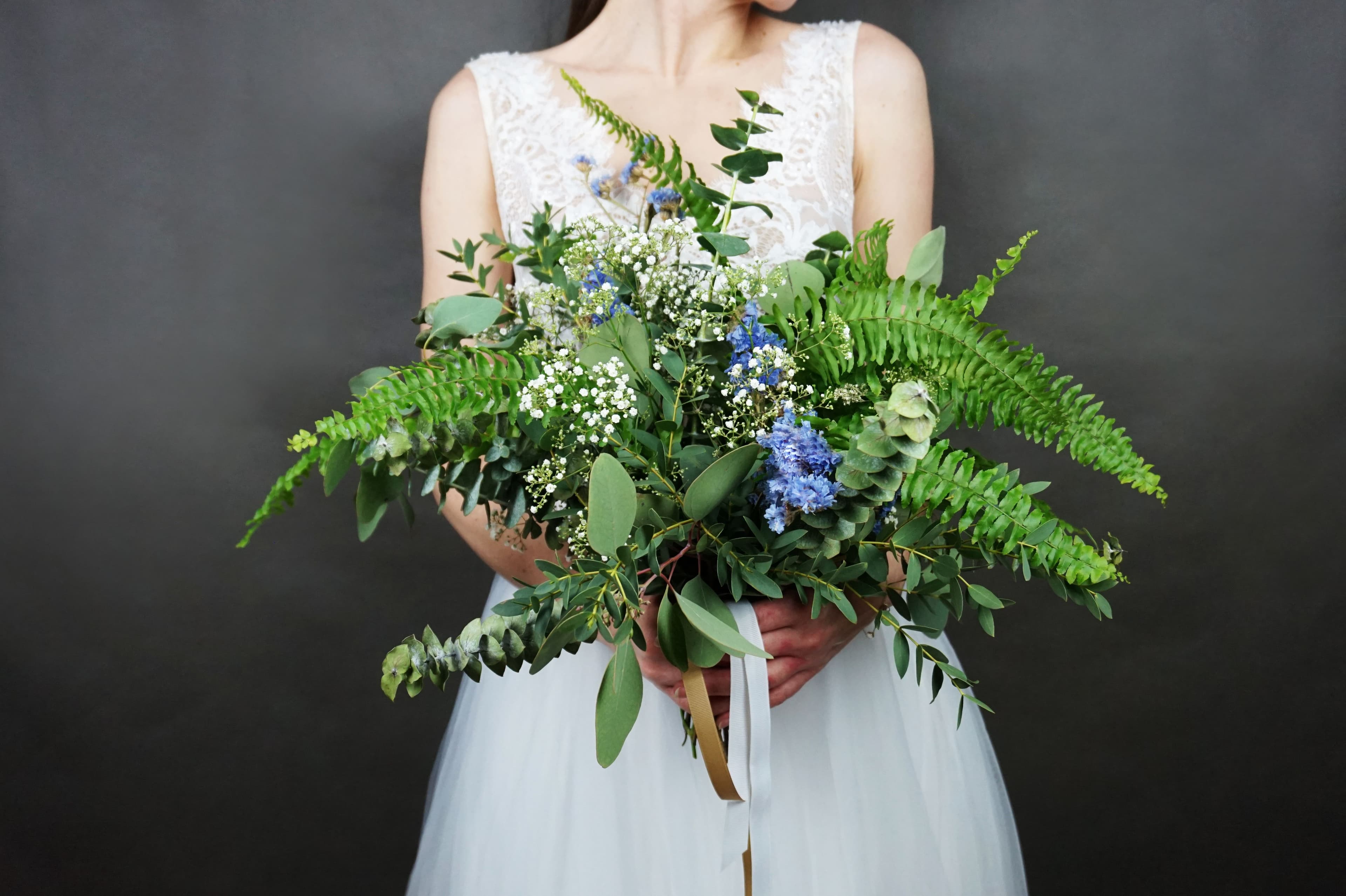 Zielony bukiet ślubny w stylu boho z dodatkiem paproci