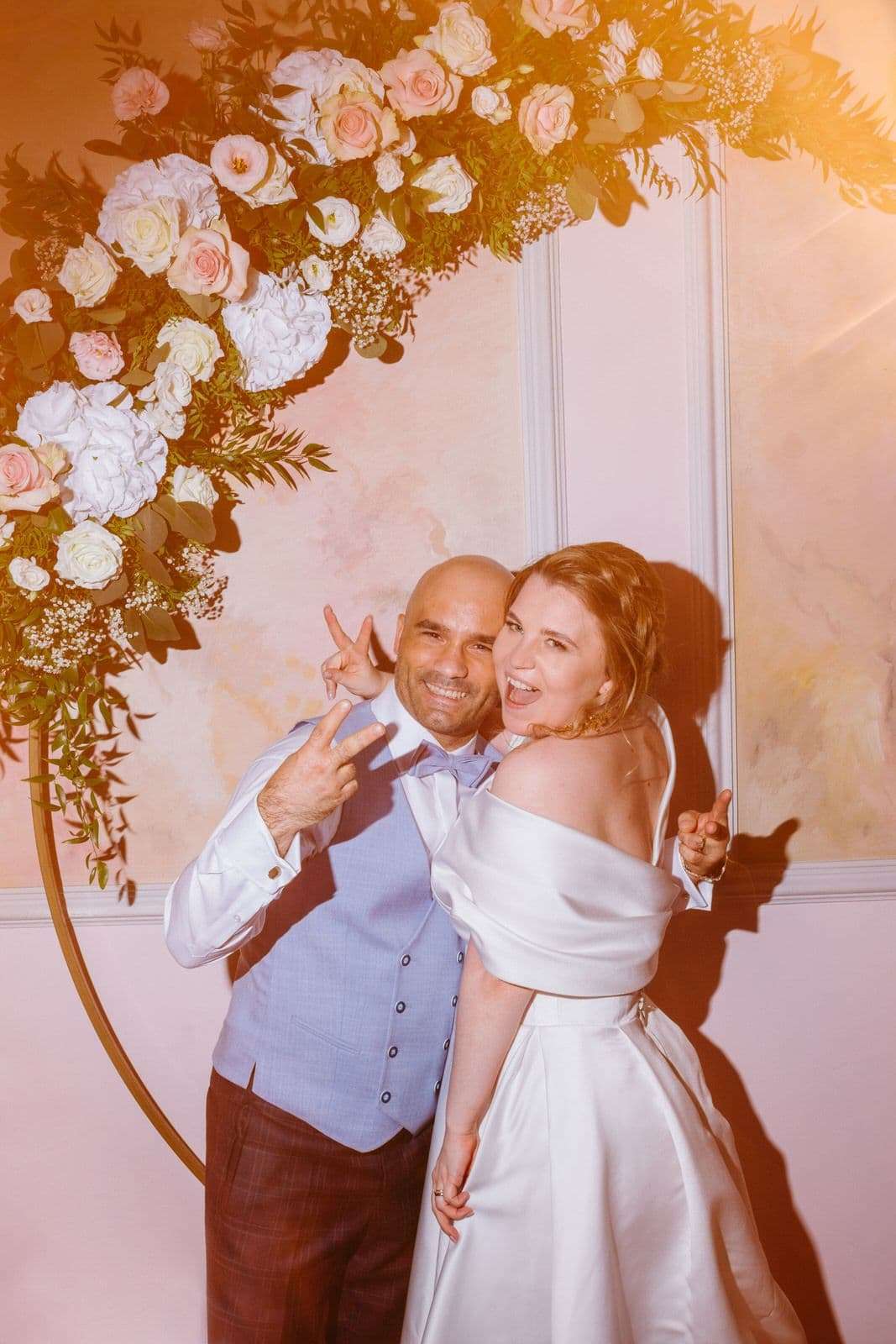 Kwiatowa ścianka do zdjęć na wesele