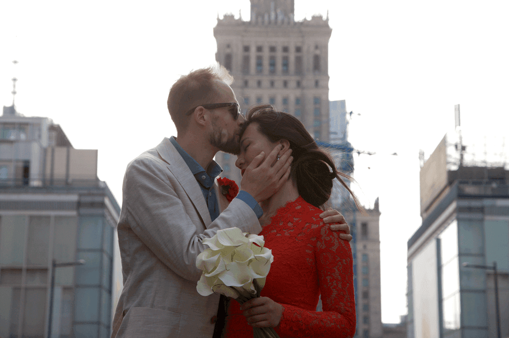 Kwiaty na sesję narzeczeńską w mieście