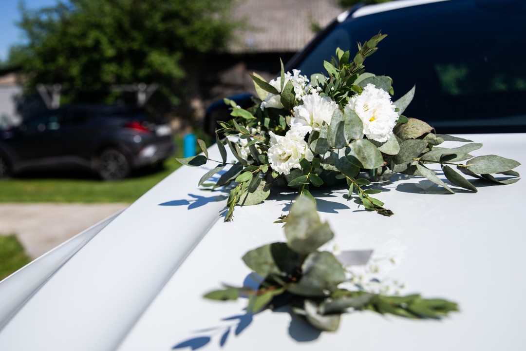 Dekoracja kwiatowa maski auta na ślub