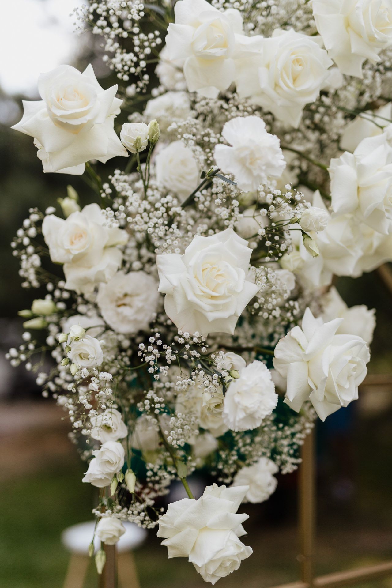 Biała kompozycja kwiatowa na ściance ślubnej 