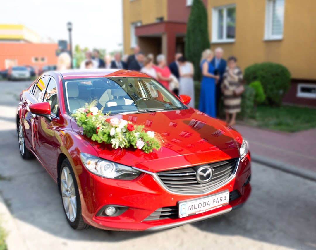 Dekoracja samochodu do ślubu z żywych kwiatów
