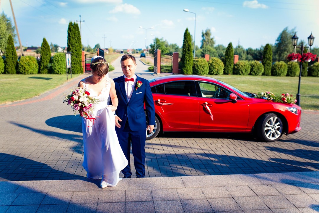 Para Młoda i dekoracja auta na ślub