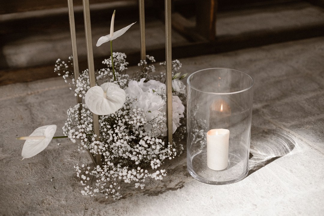 Anturium, gipsówka oraz świece na ślub