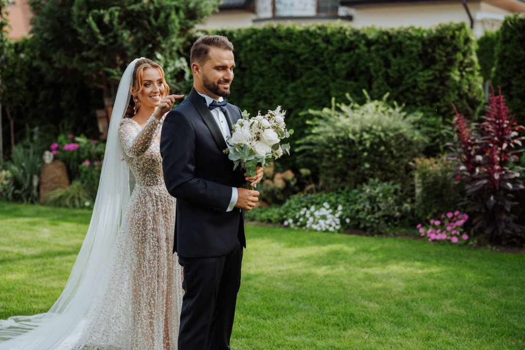 First look Pary Młodej w ogrodzie 