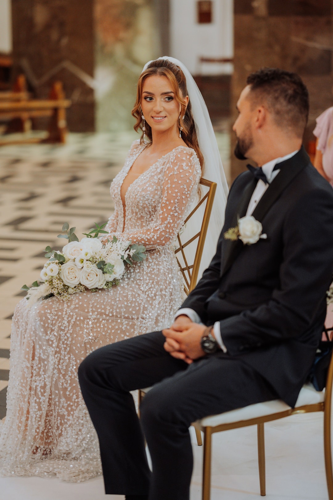 Para Młoda podczas ceremonii zaślubin w kościele 