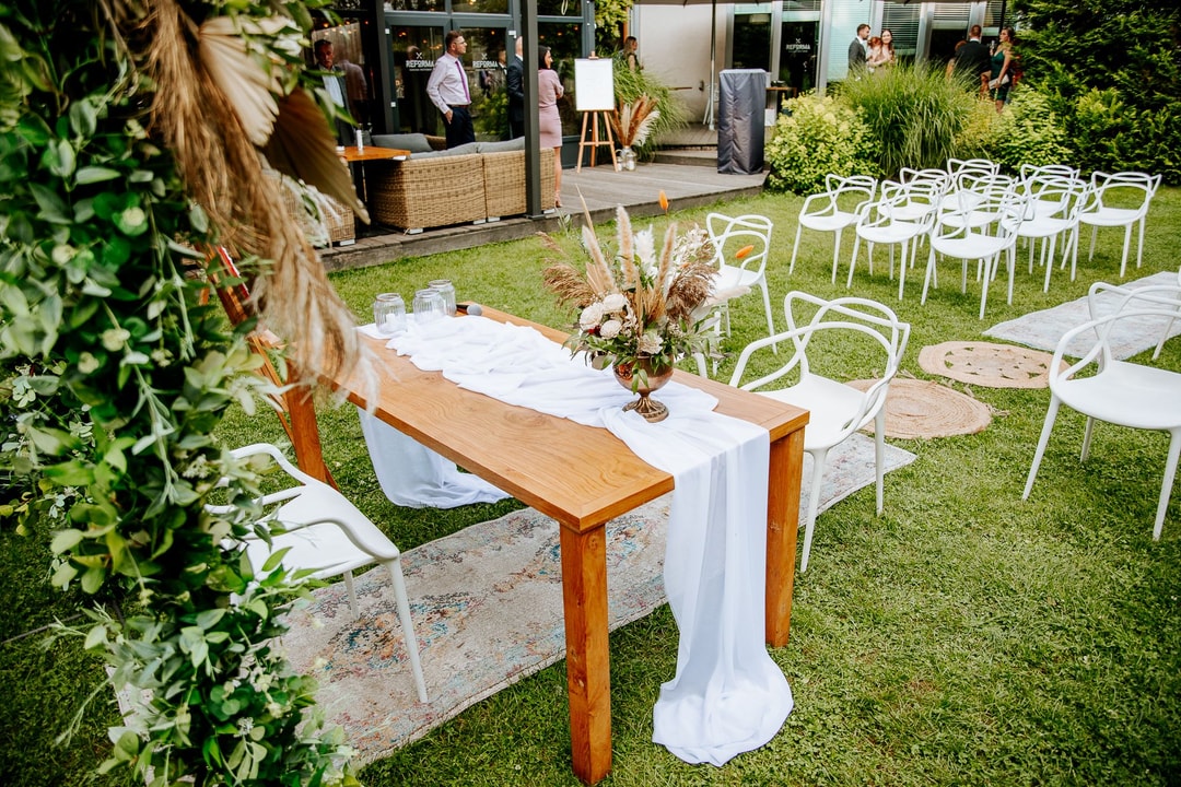 Dekoracja boho na ślub plenerowy na stół urzędnika