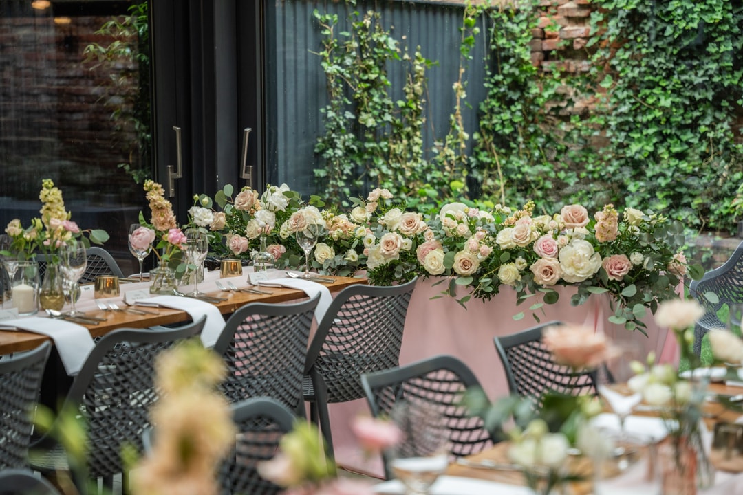 Dekoracja stołu weselnego z różami w pastelowych kolorach, stylowe nakrycie