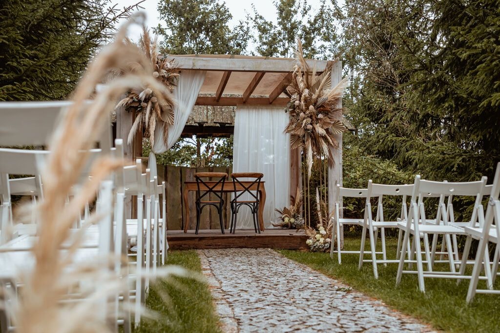 Dekoracje na ślub plenerowy w stylu boho z pampasami