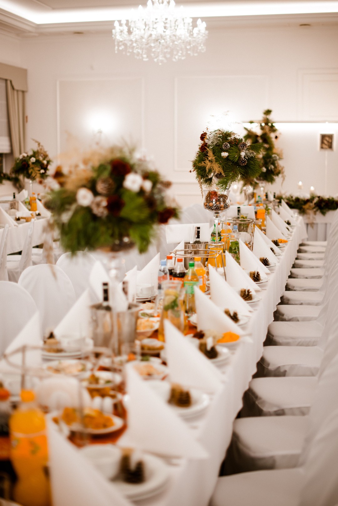Dekoracja stołów biesiadnych na zimowy ślub