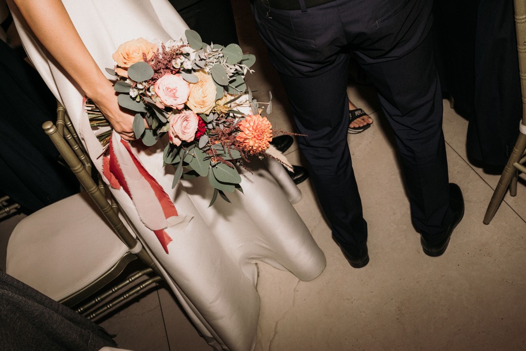 Ślubny bukiet panny młodej z wstążkami w kolorze kwiatów