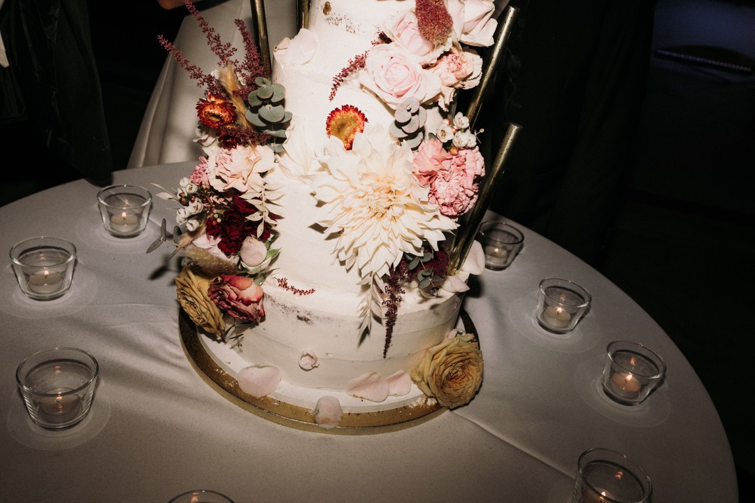Tort weselny udekorowany kwiatami - dalie, suszki