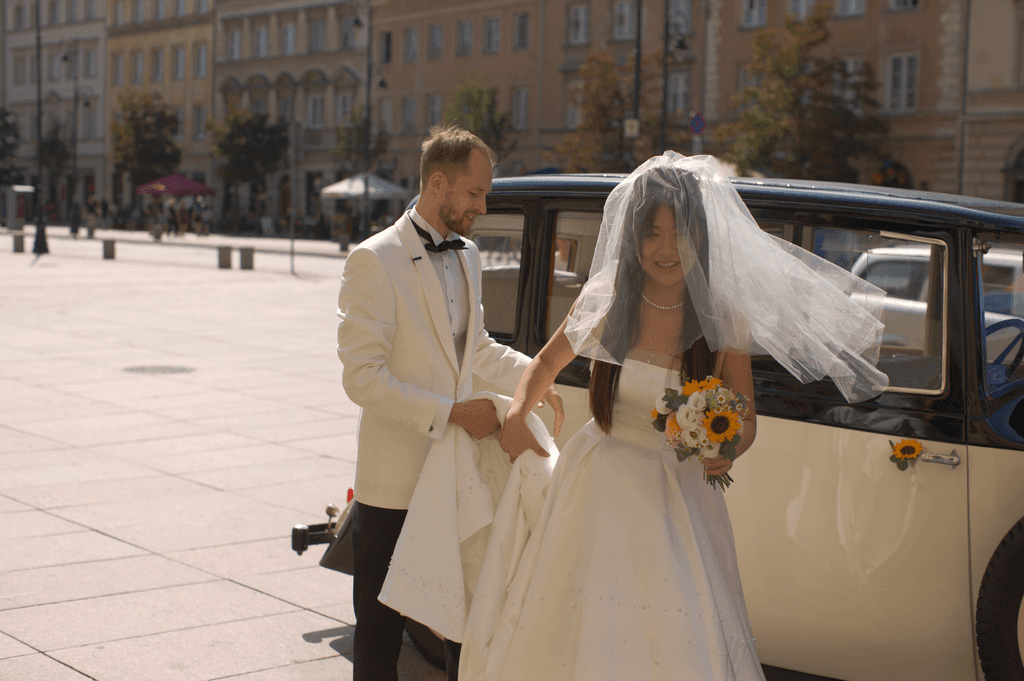 Dekoracja samochodu na ślub ze słonecznikami 