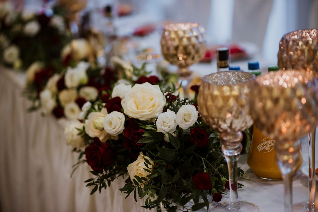 Kwiaty na stół Młodej Pary z róż oraz złote świeczniki