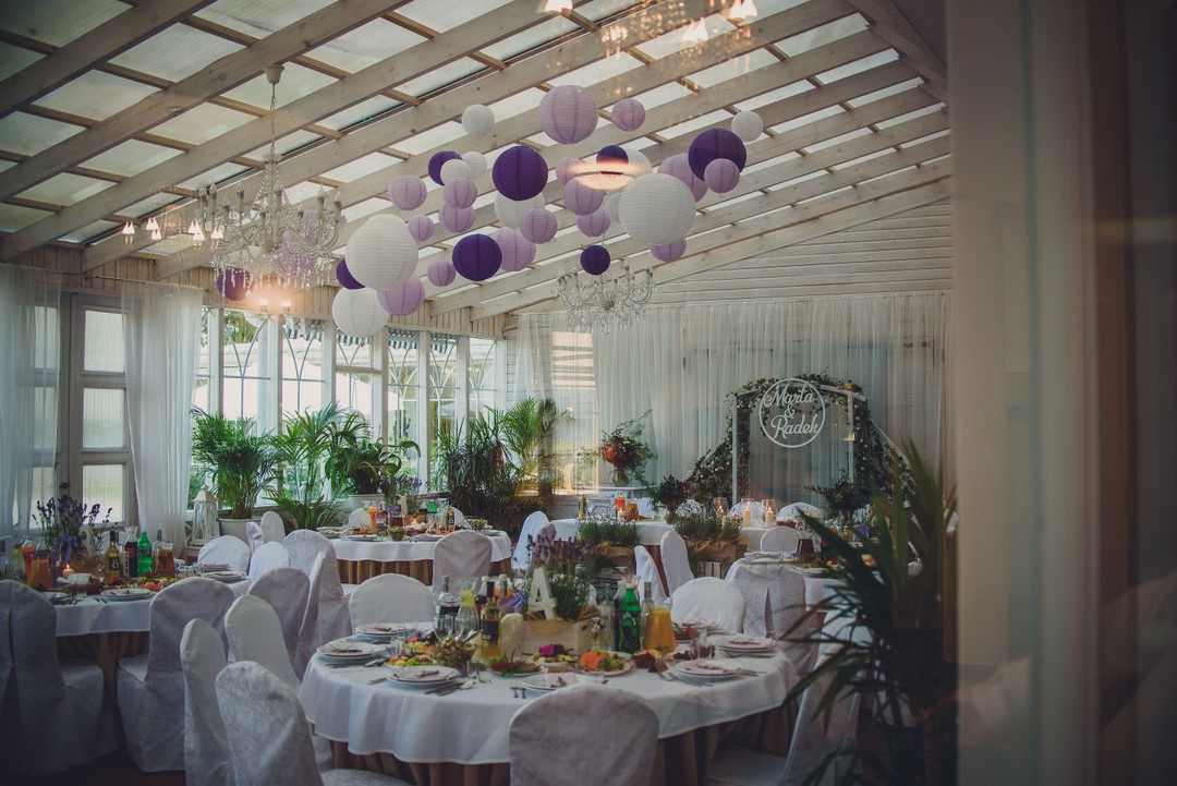 Dekoracja sali weselnej w fiolecie