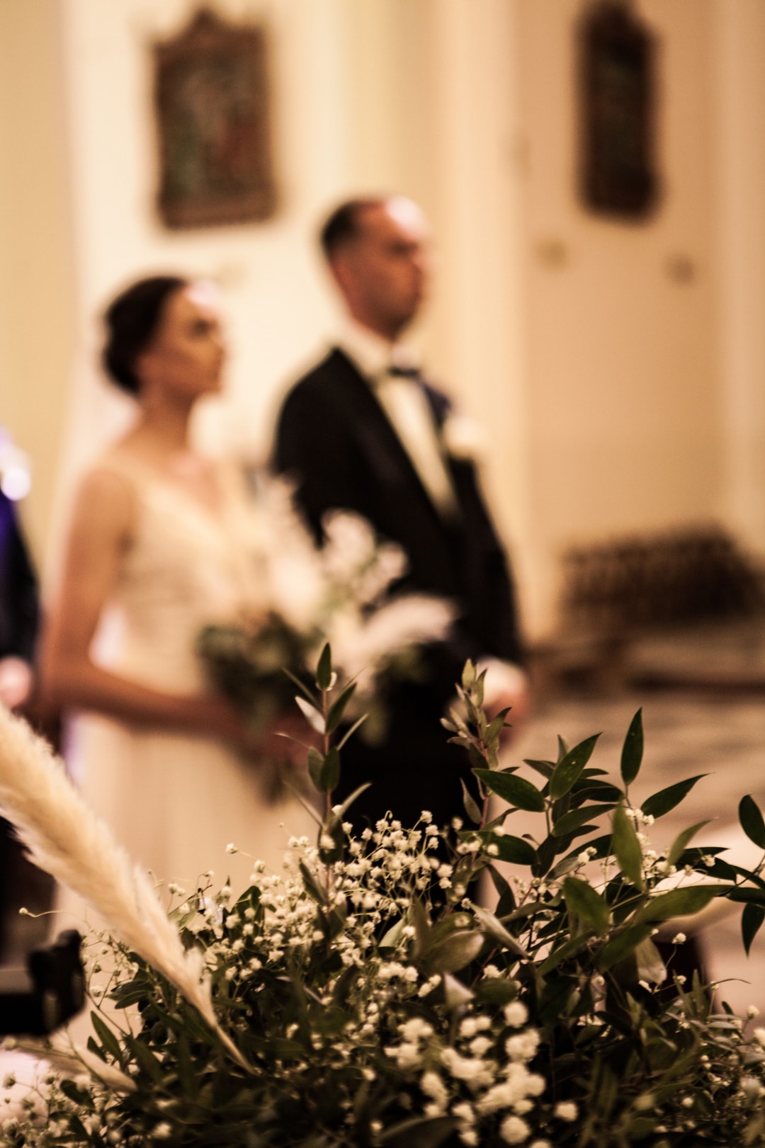 Dekoracja kościoła z trawami pampasowymi