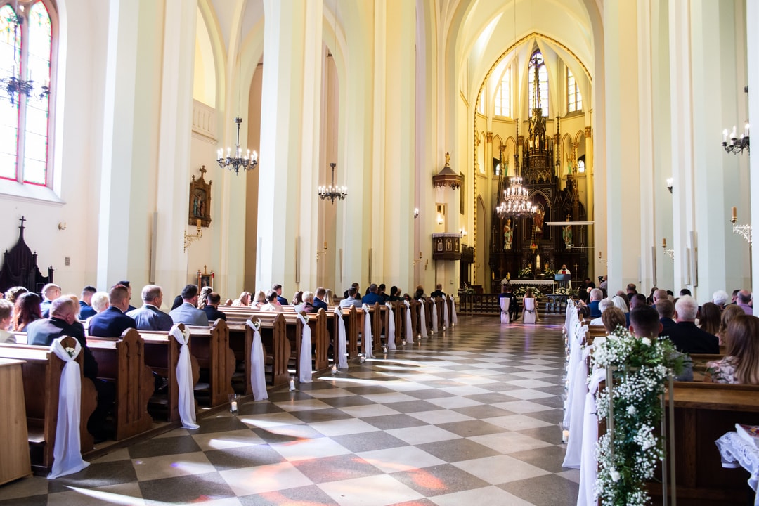 Dekoracja ławek na ślub kościelny