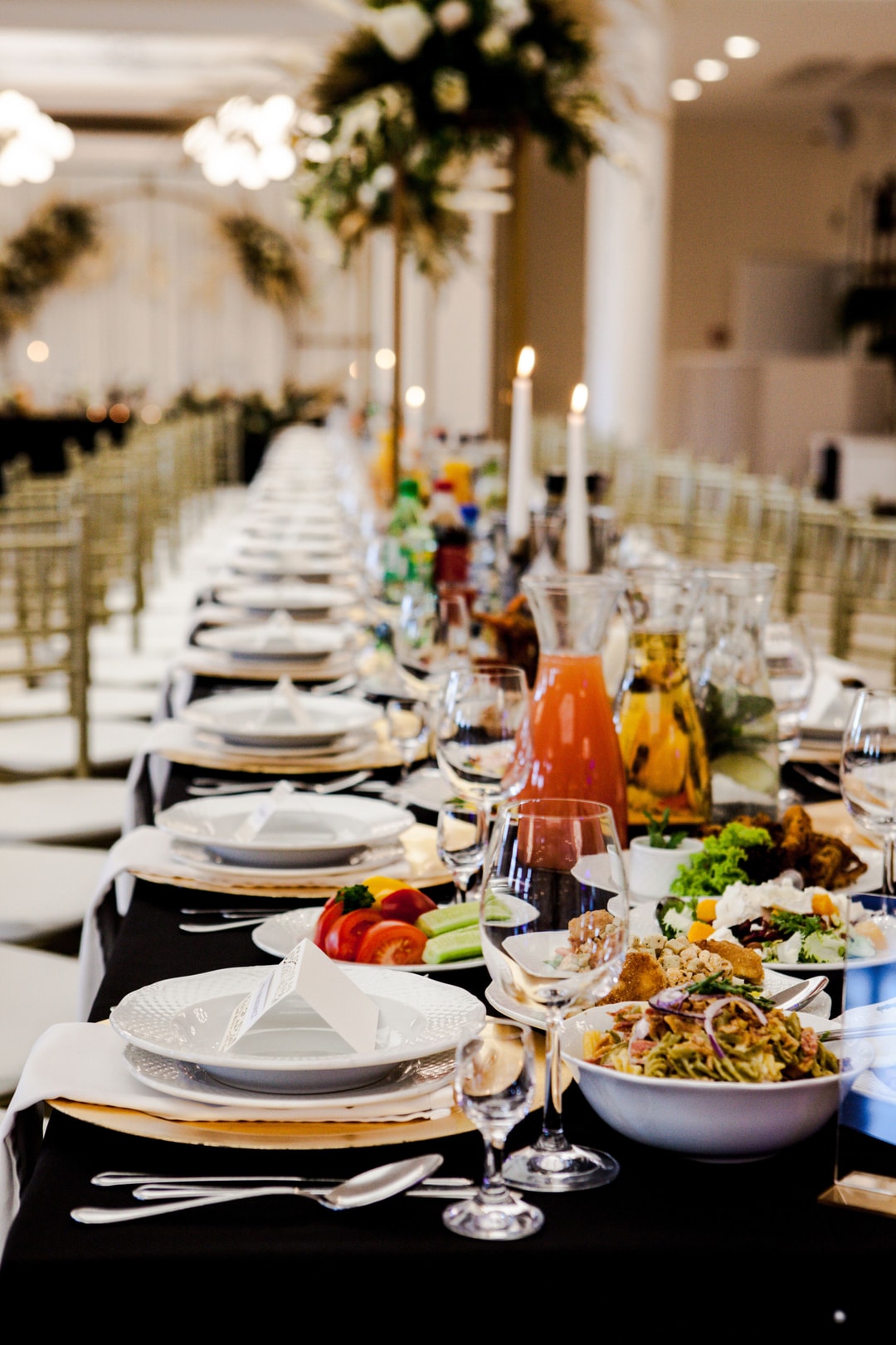 Dekoracje stołów gości z czarnymi obrusami