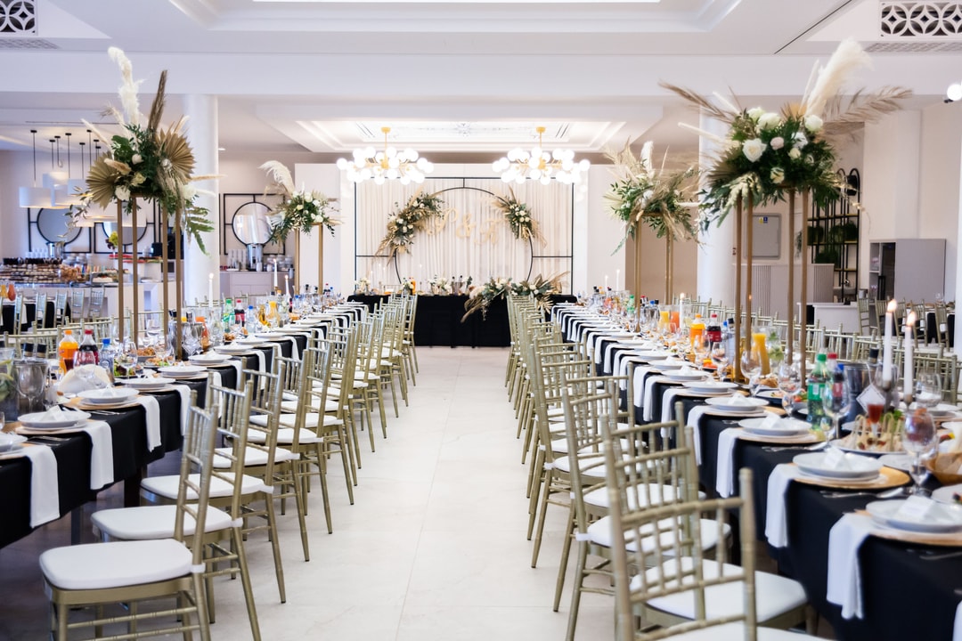 Dekoracje stołów biesiadnych z suszonymi elementami i szampańskimi krzesłami