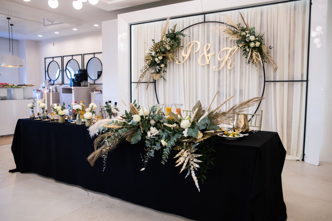 Dekoracja stołu prezydialnego w stylu boho