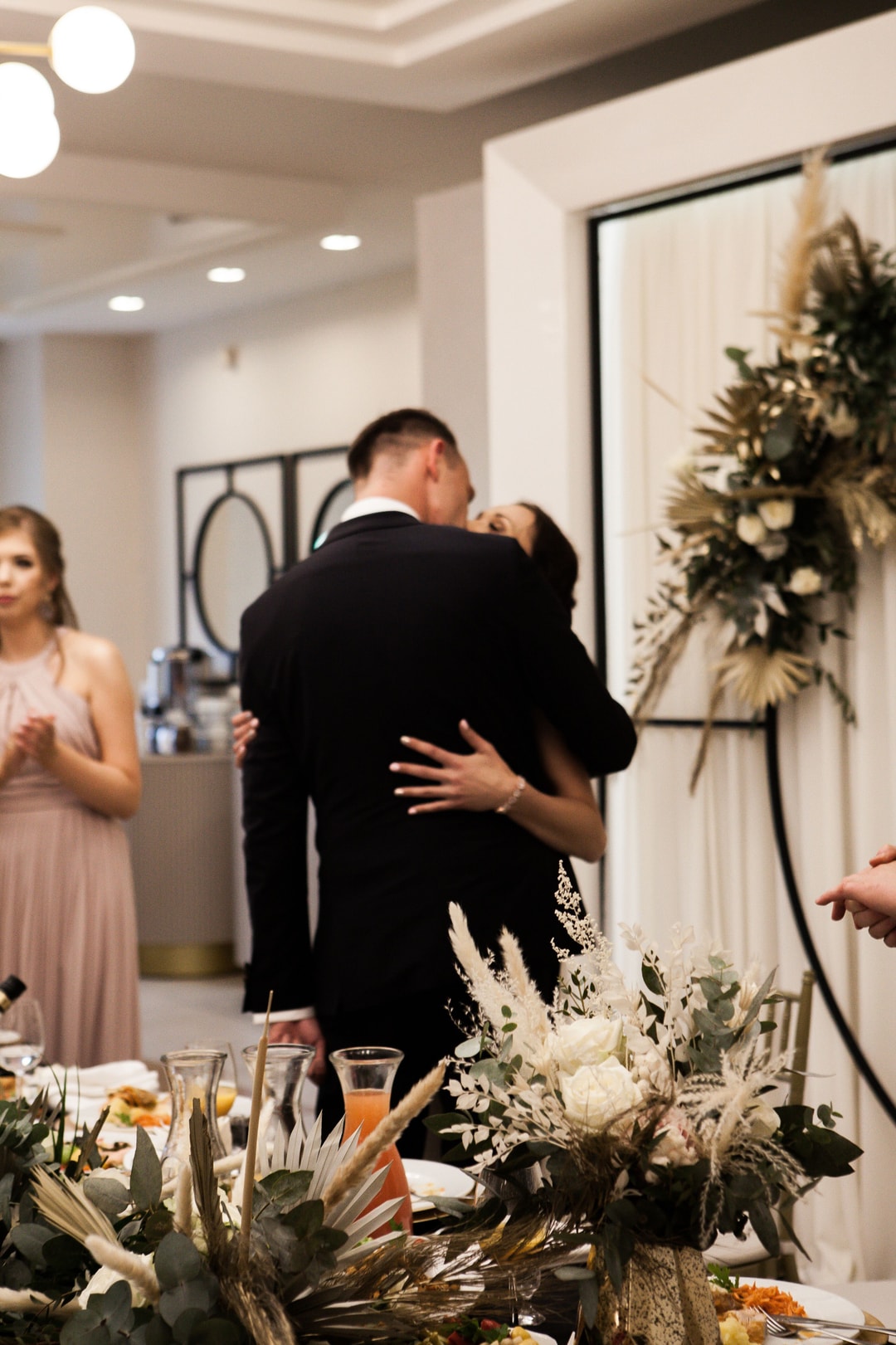 Para Młoda i dekoracja stołu prezydialnego