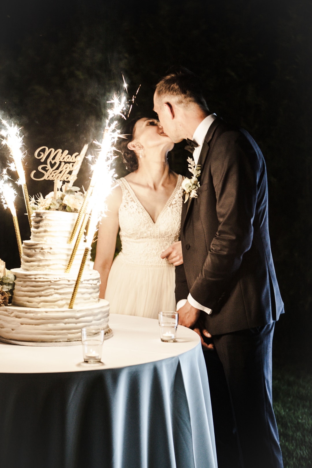 Kwiatowa dekoracja tortu