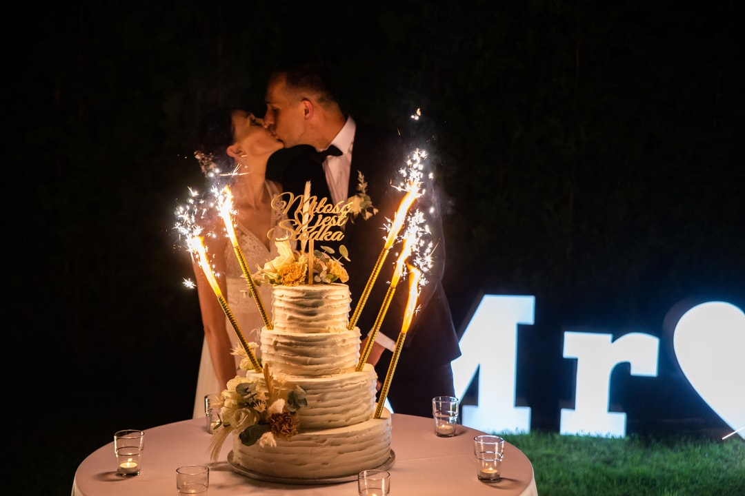 Kwiatowa dekoracja tortu