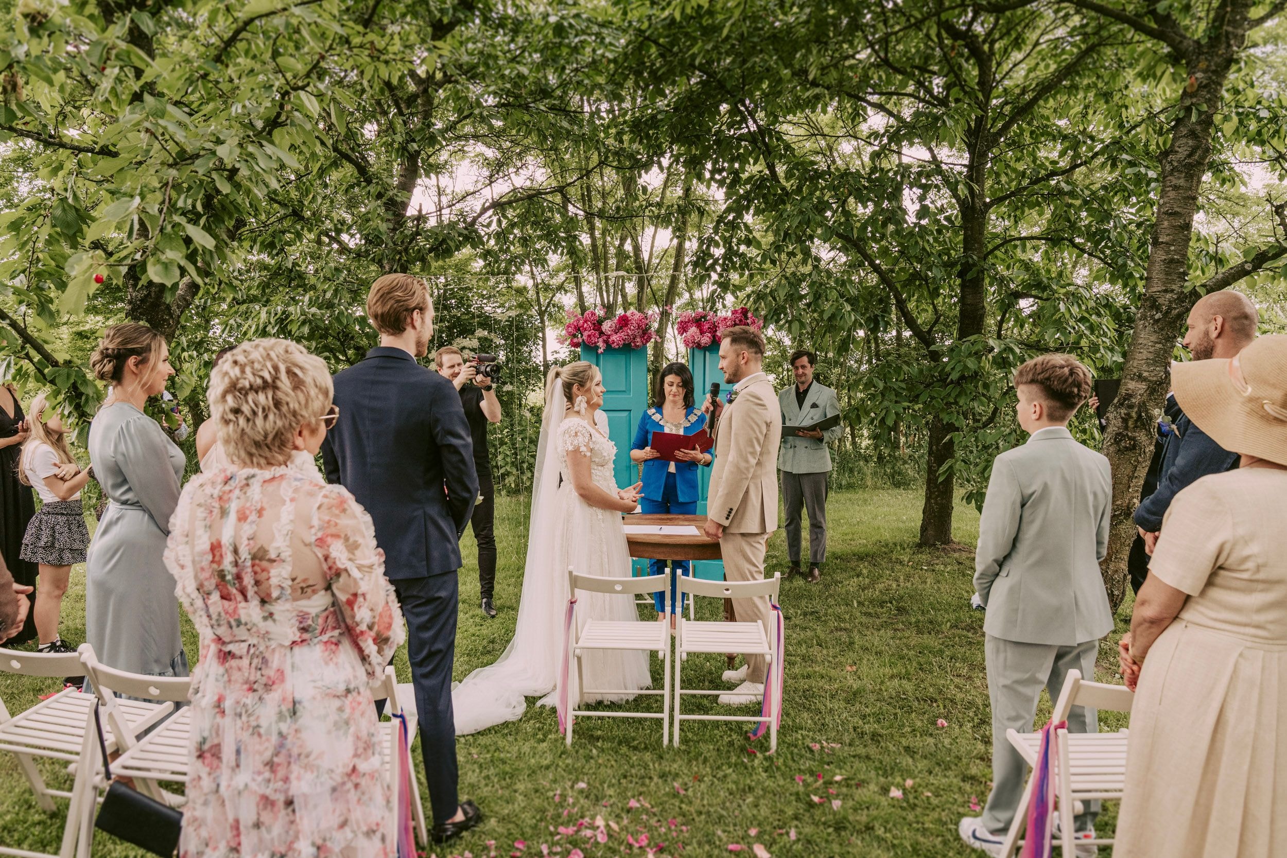 Ceremonia ślubna na tle turkusowych drzwi