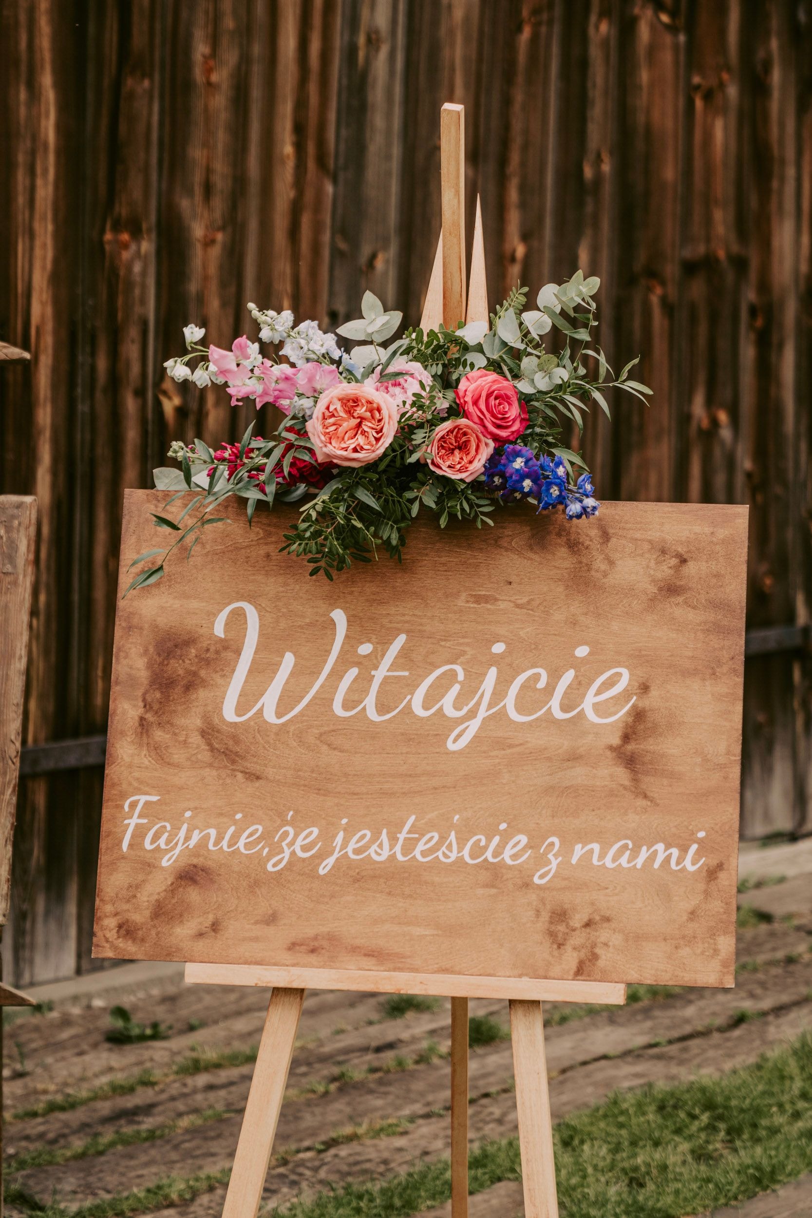 Drewniana sztaluga z tablicą powitalną
