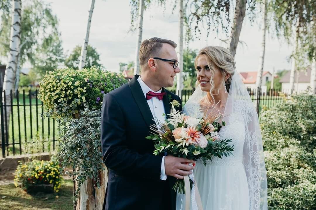 Bukiet ślubny z dalami i trawkami