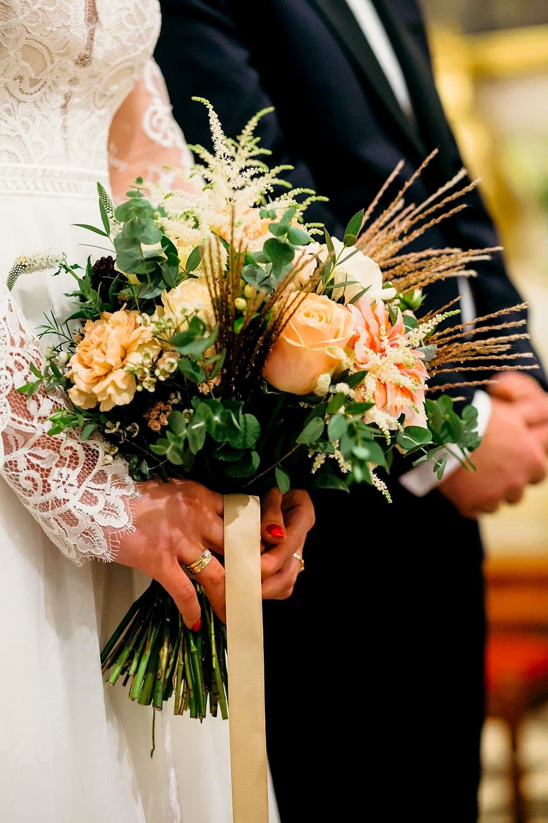 Bukiet Panny Młodej z różami i trawkami