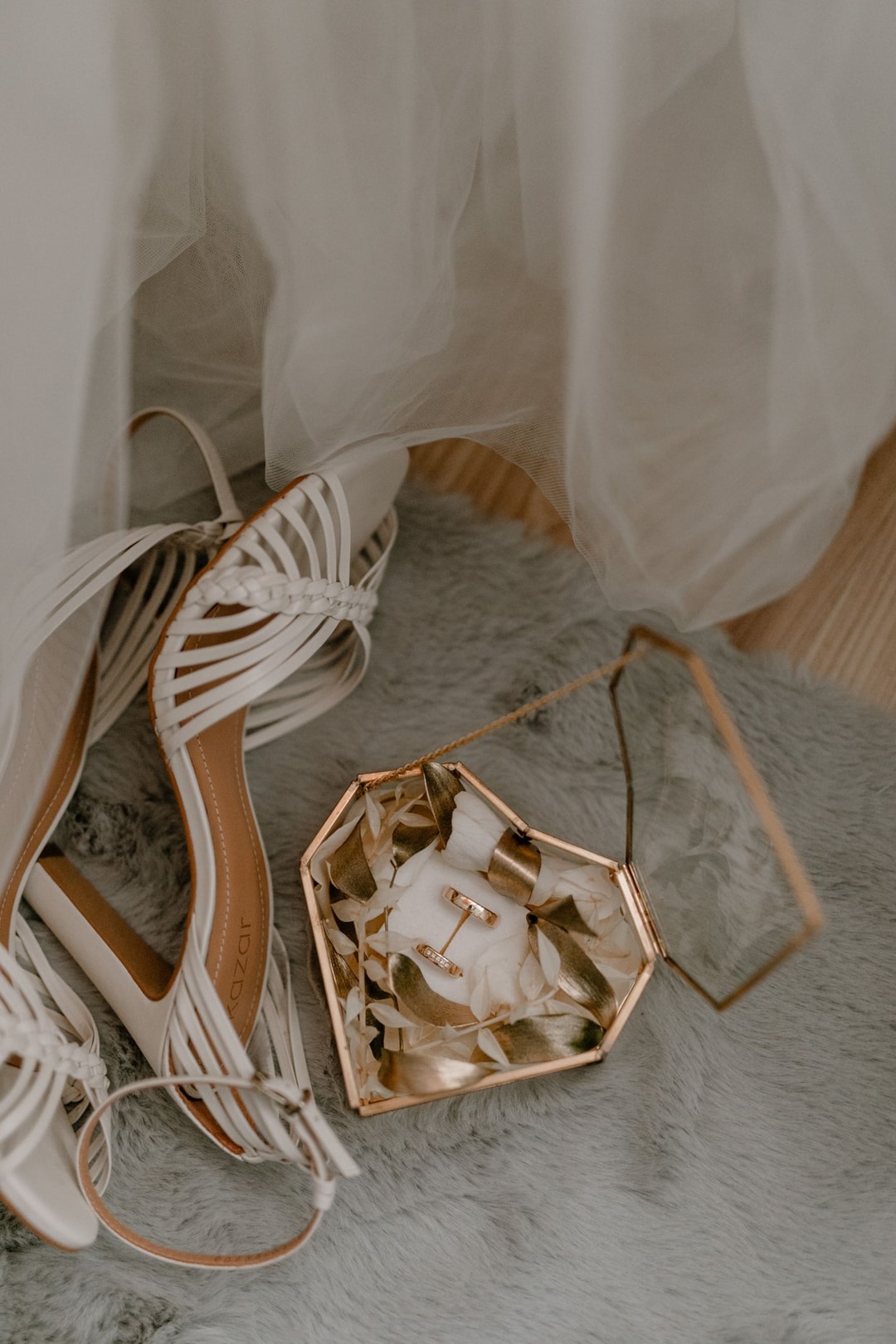 Pudełeczko na obrączki ze złotymi listkami.