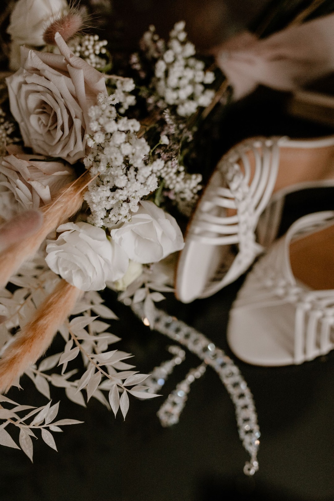 Bukiet ślubny ze złotymi trawkami.