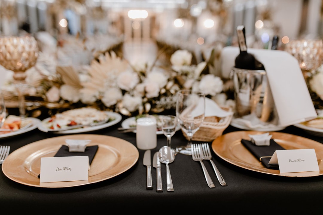 Eleganckie dekoracje w złotej odsłonie.