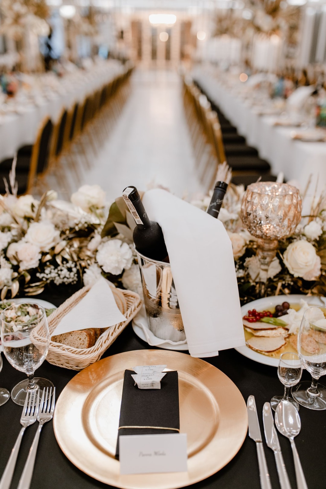 Złote dodatki pięknie współgrające z czernią.