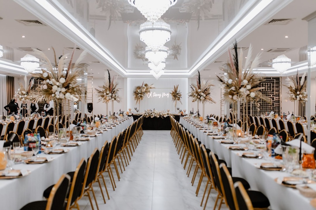 Wielki Gatsby z pióropuszami suszonych traw.