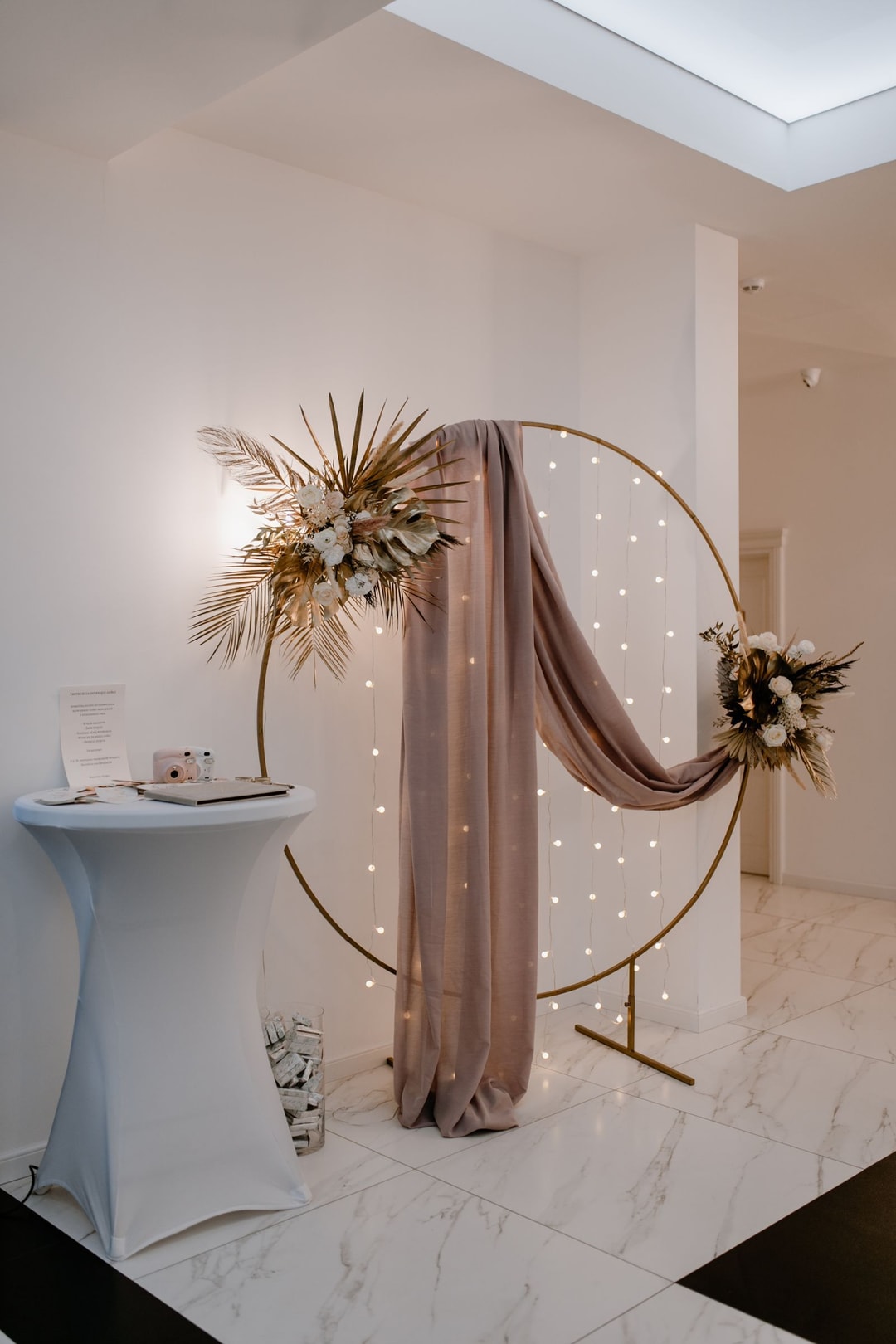 Ścianka do zdjęć w odcieniu dusty pink.