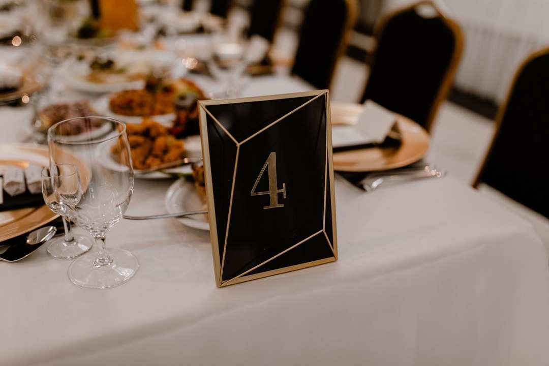 Stylowa, czarno-złota numeracja stołów.