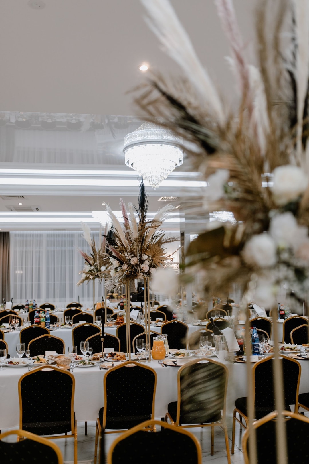 Białe kwiaty dodające elegancji.