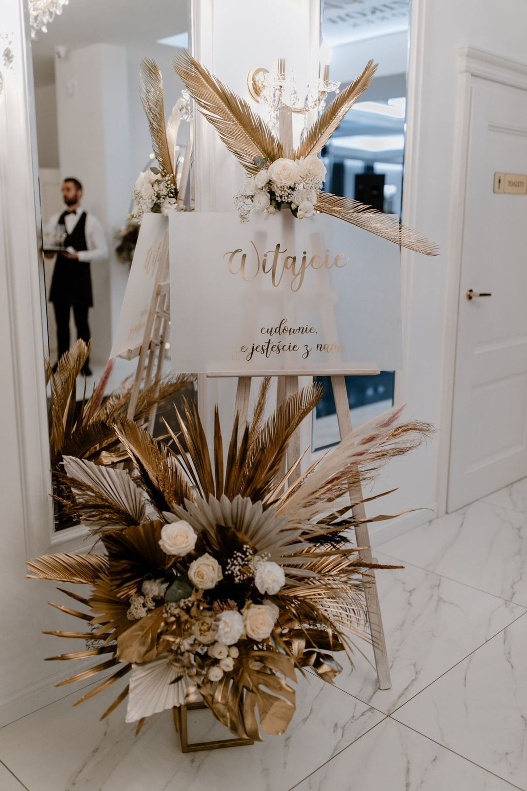 Złota dekoracja powitalna.