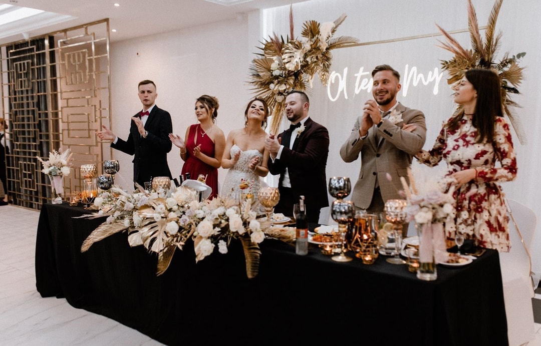 Czarny obrus nadaje elegancji dekoracjom ślubnym