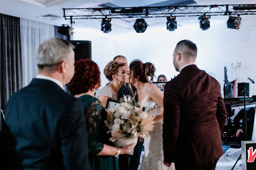 Milutkie, welurowe flower boxy to wspaniały dodatek do prezentu.