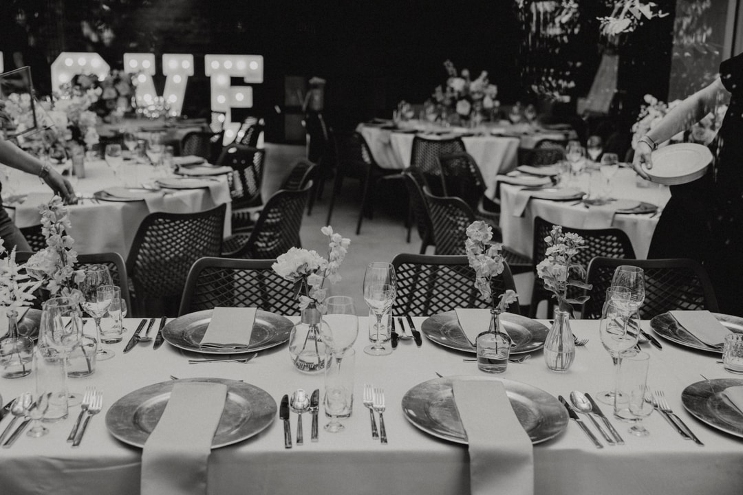 Mieszane kształty stołów dla gości